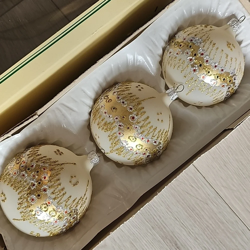 Vintage Christmas Classics Set Of 3 Glass Lrg Round White Ornaments - Picture 8 of 16